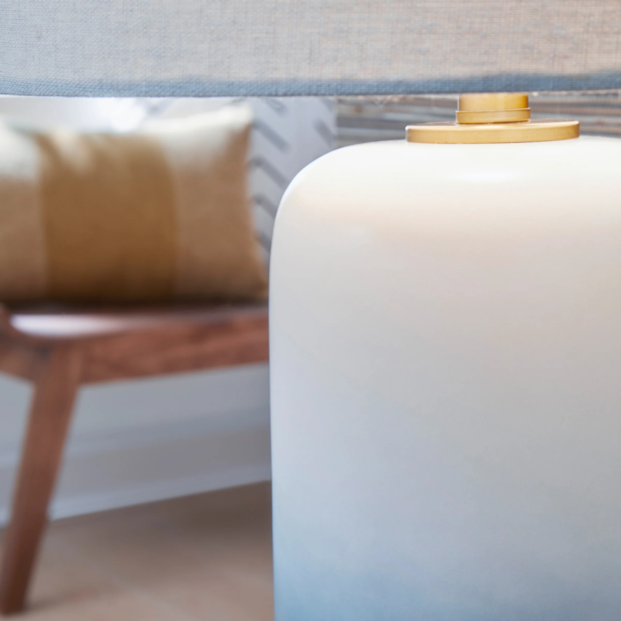 Lemrich Ceramic Table Lamp - Image 4